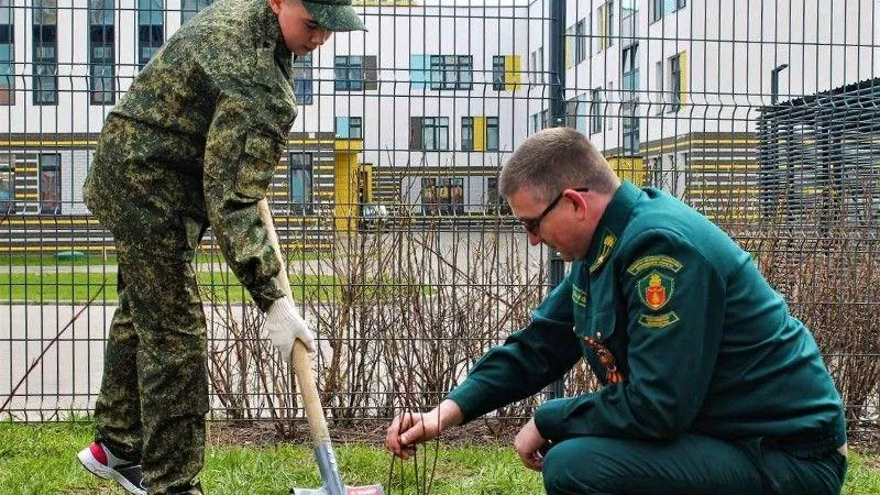 Памятная аллея появилась возле лицея №34 в подмосковных Мытищах