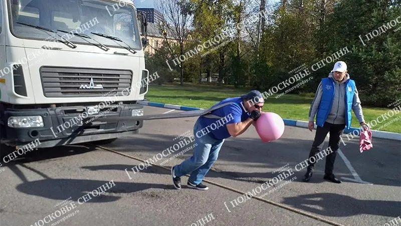 Подмосковный силач с риском для жизни сдвинул восьмитонный самосвал и готовится перетянуть самолет
