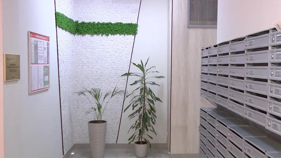 Первый подъезд дома на улице Октября. Фото: Ксения Казакова