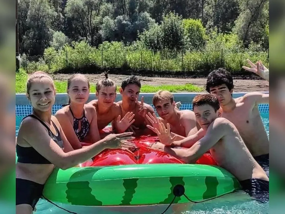 «Кормят нормально»: почти 70 школьников отравились в детском лагере на Алтае