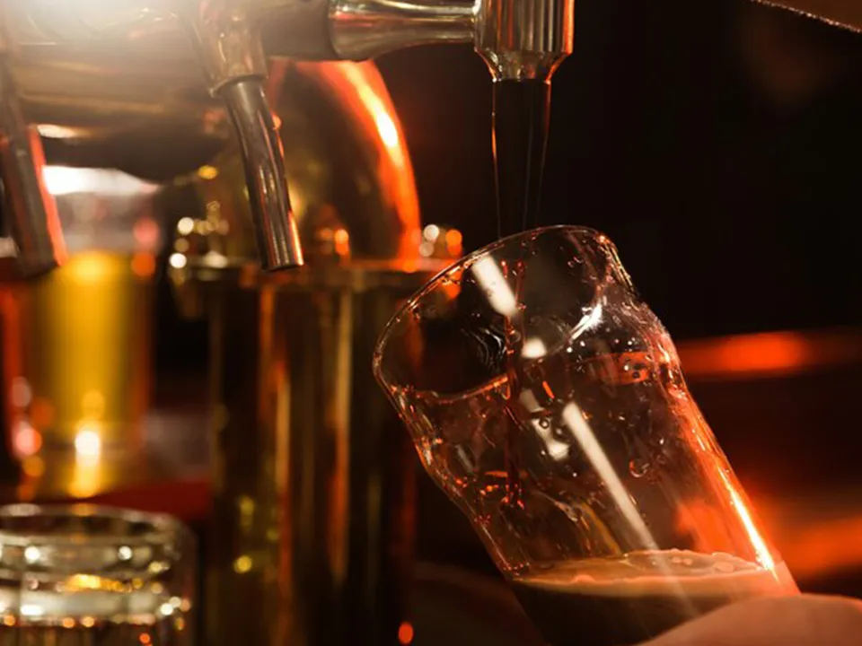 Выжить после вечеринки: каким должен быть рацион у любителей выпить