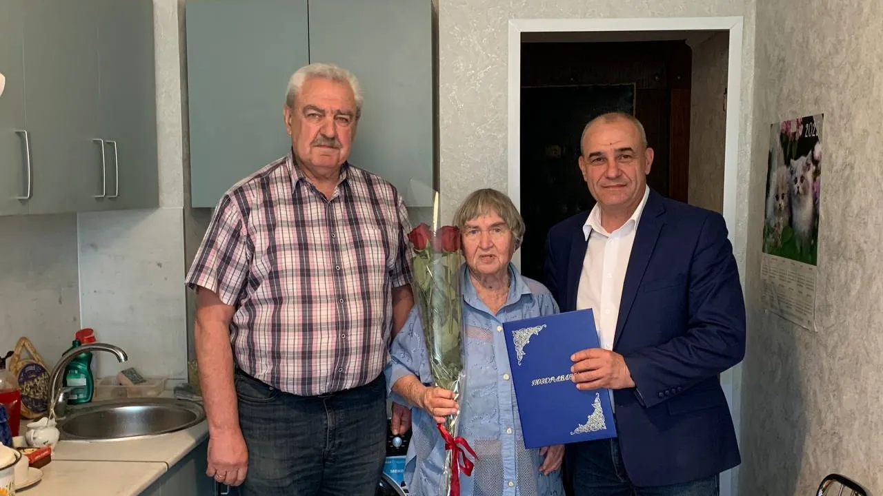 Глава Краснознаменска Владимир Пирогов (справа), врач Тамара Калякина (в центре), председатель Совета депутатов Александр Мостковой (слева). Фото: t.me/krasnoznamensk_news