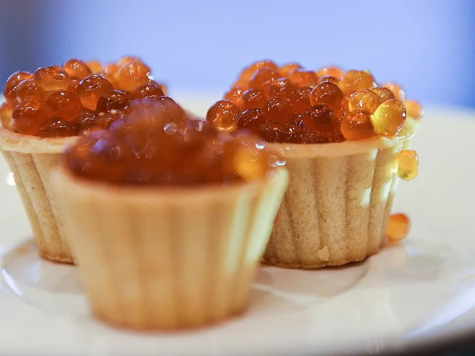 Консистенция и запах: как выбрать качественную красную икру на новогодний стол