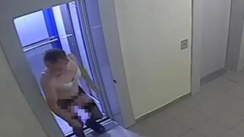 Мужчина в эротическом женском белье попал на камеру в Домодедове