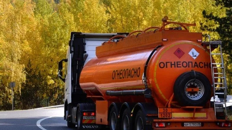 Два бензовоза загорелись рядом с нефтебазой в Подмосковье