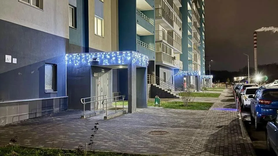 Подъезды и дворы Подмосковья начали украшать к Новому году