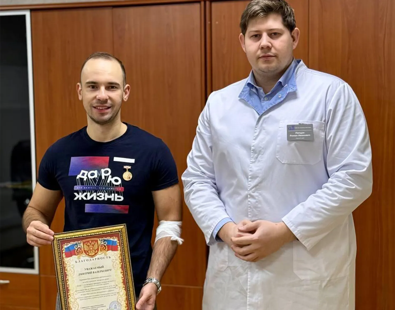 Дмитрий Аверьянов (слева) и главврач больницы Роман Рапцун (справа). Фото: пресс-служба Зарайской больницы