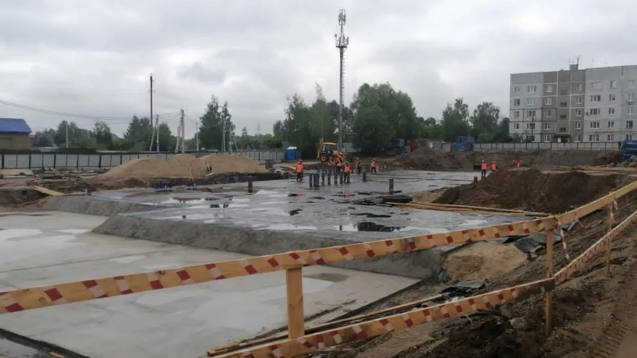 Фундамент нового медучреждения обустраивают в подмосковном Лосино-Петровском