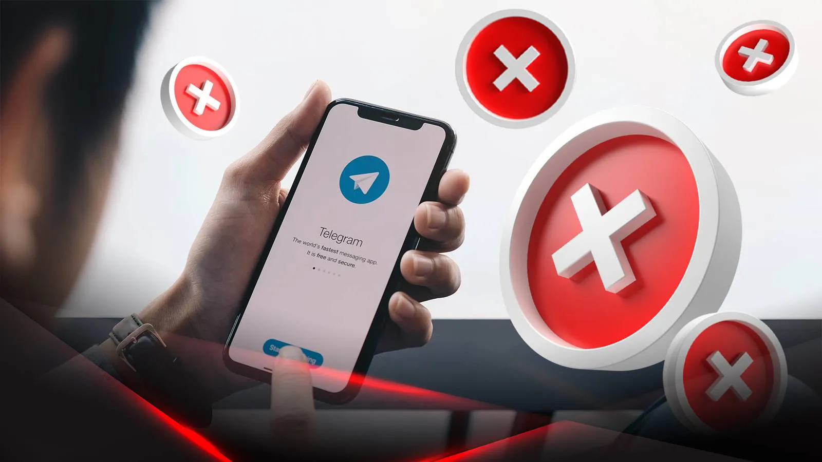Человек держит в руке смартфон, на котором открыт Telegram