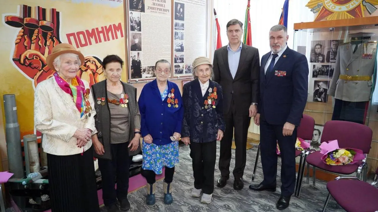Глава Котельников вручил четыре медали «80 лет Победы в Великой Отечественной Войне»