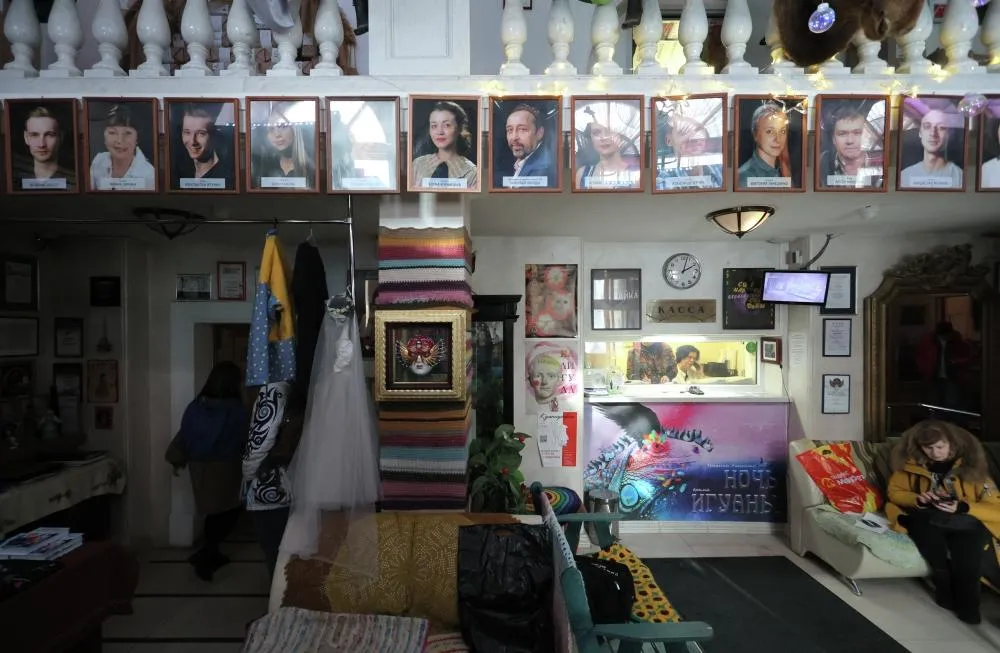 Фотография драматурга Николая Коляды (в центре) в фойе «Коляды-театра» в Екатеринбурге