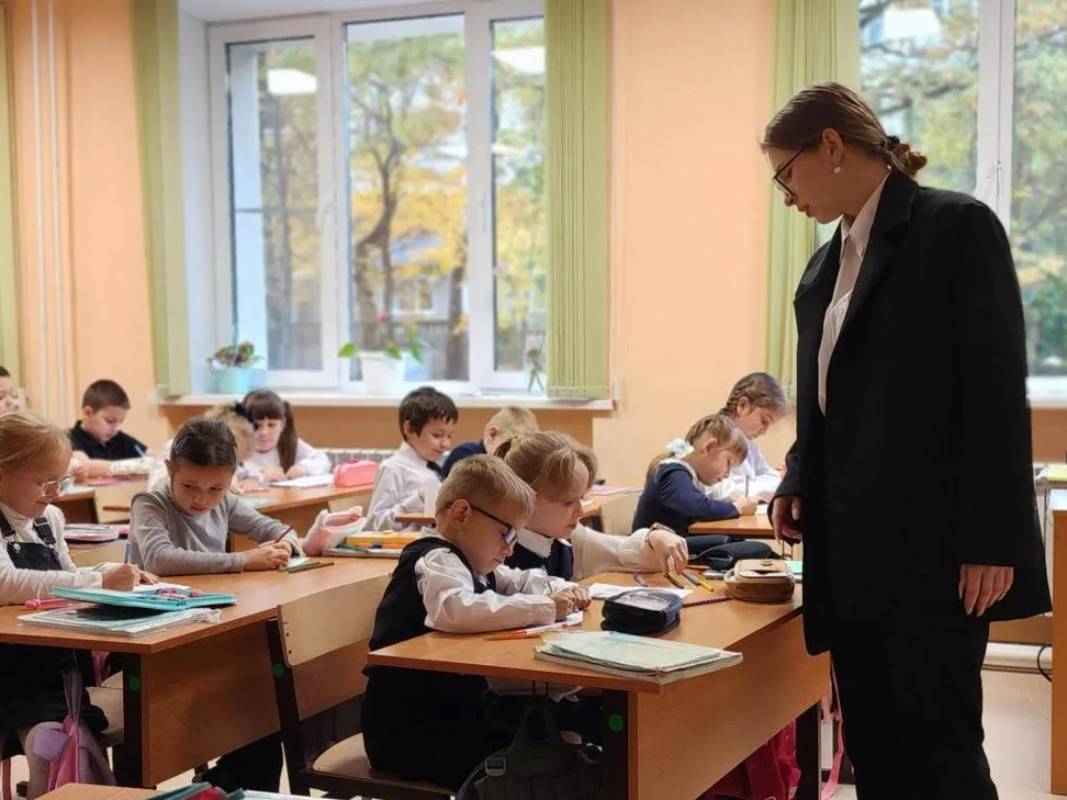 Учителям запретили прикасаться к детям: психолог объяснила, как это повлияет на учебный процесс