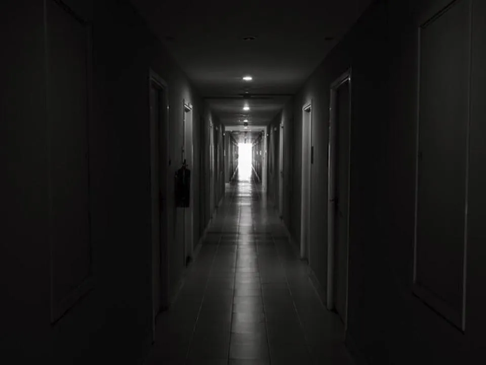 «Зажгите свечи и прочитайте «Отче наш»: известная ясновидящая рассказала, как выйти из «коридора бедности»