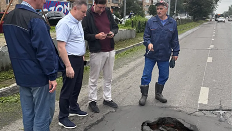 Заместитель главы городского округа Электросталь Алексей Борисов, представитель МЦУР, представители РСО, МБУ «Благоустройство» на срочной выездной администрации по решению вопроса с провалом люка.. Фото: администрация г. о. Электростали