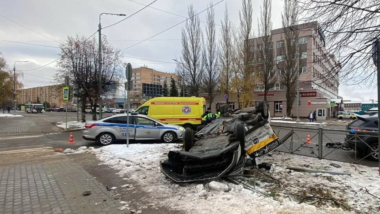Автомобиль такси перевернулся в результате ДТП в Серпухове