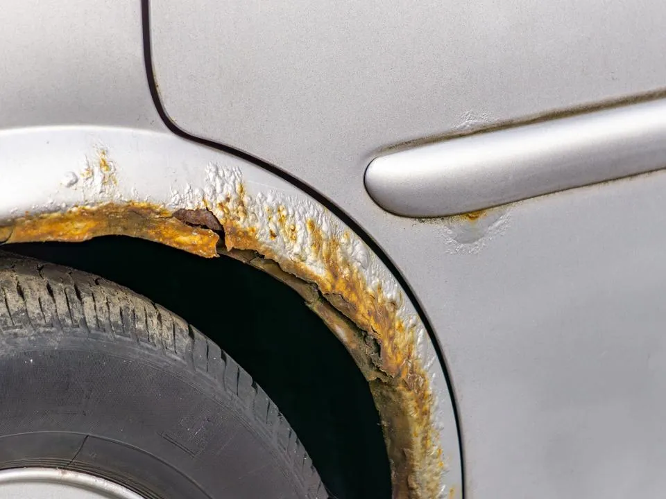 Кузов зацветет ржавчиной: эксперт объяснил, почему нельзя тянуть с мойкой авто после зимы