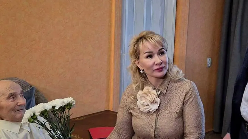 Глава Электростали вручает Ивану Леонтьеву медаль к 80-летию Победы. Фото: пресс-служба администрации г.о. Электросталь