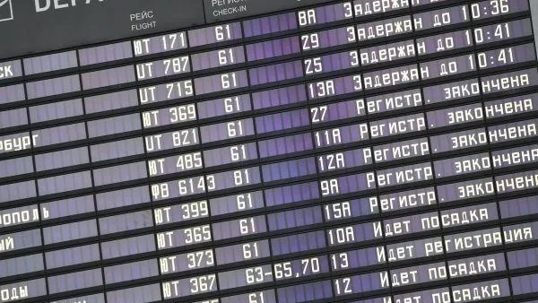 Около 20 рейсов задержали и отменили в столичных аэропортах