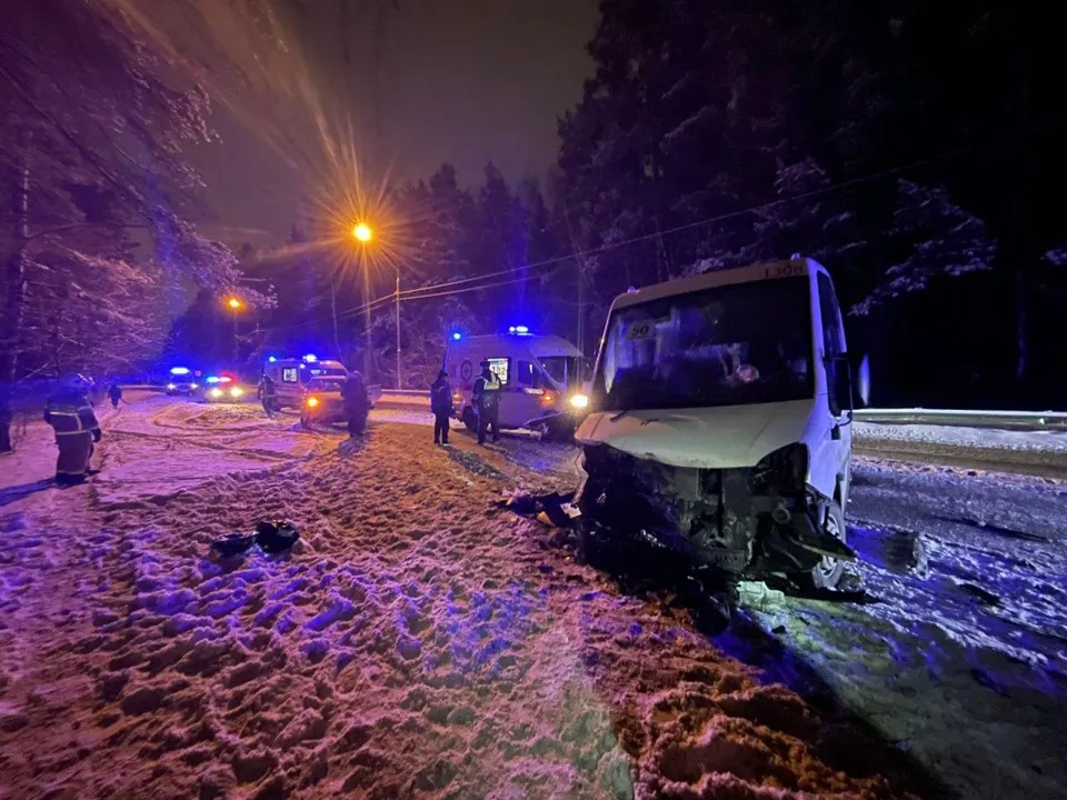 Столкновение рейсового автобуса и легкового автомобиля. Фото: ЕДДС-112 г.о. Щелково