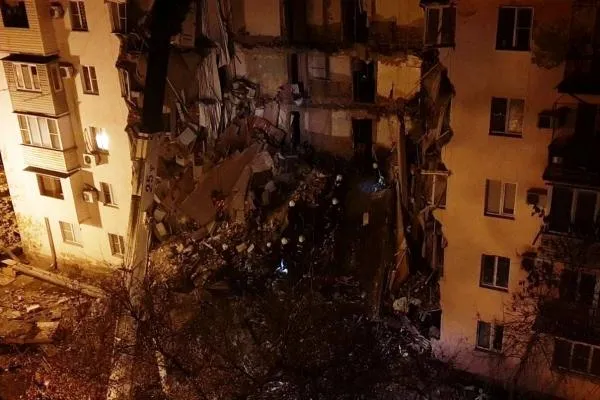Сотрудники МЧС разбирают завалы на месте обрушения подъездов многоквартирного жилого дома в Астрахани