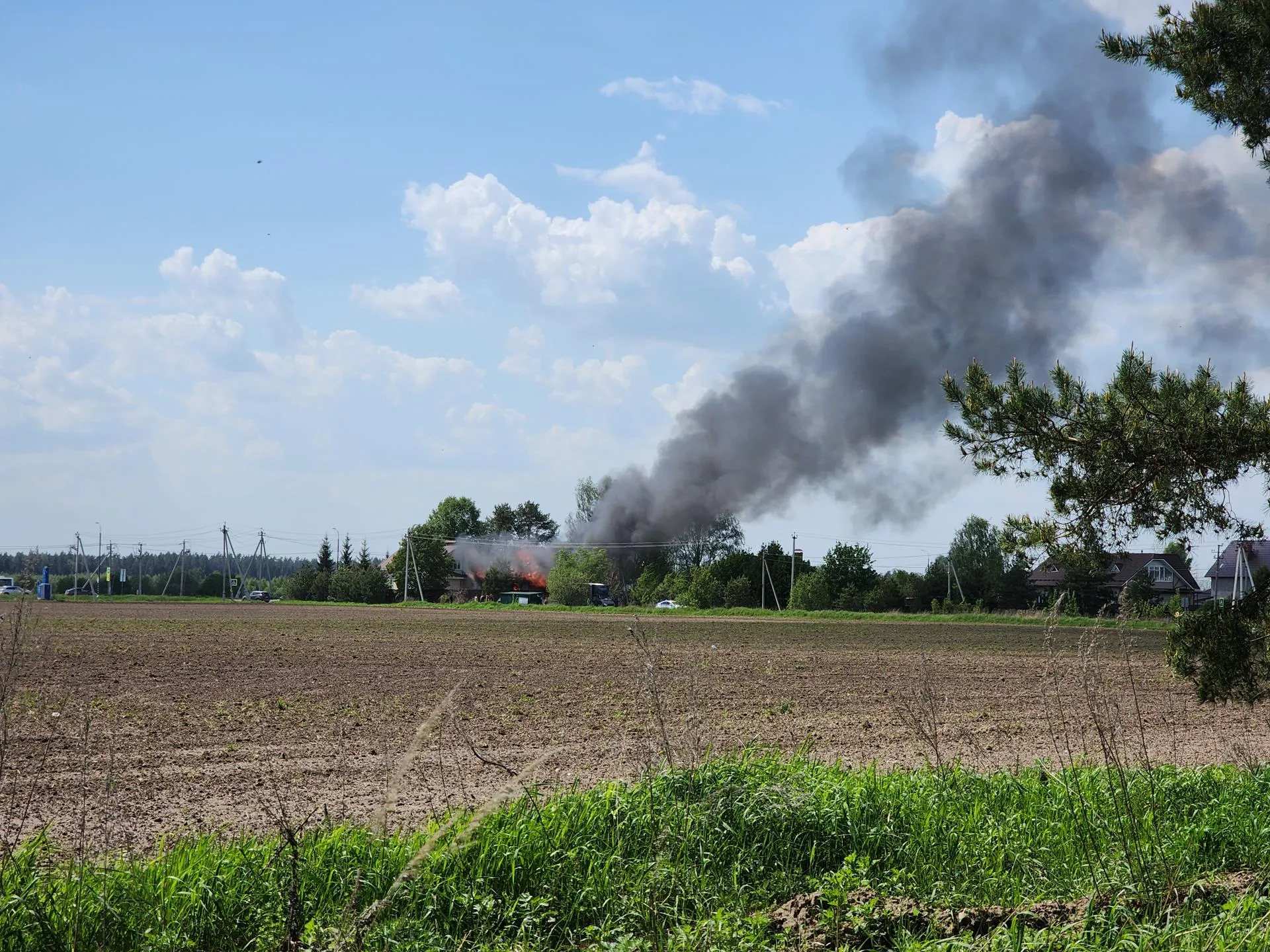 Дым от возгорания частного дома в деревне Якимово. Фото: Иван Петрушин&nbsp;