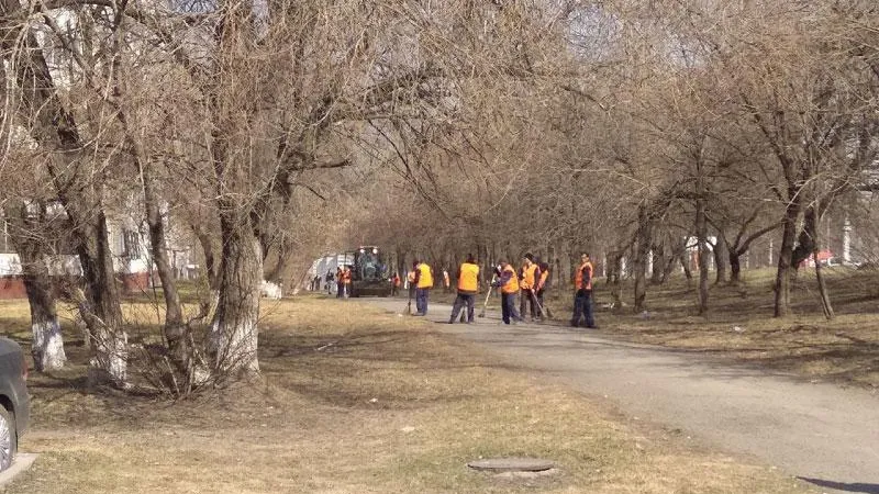 В Кемерове заключенные убирали улицы во время ураганного ветра