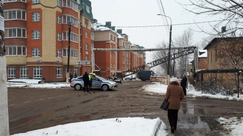 Лихач на грузовике сбил огромную железную опору в Подольске и скрылся