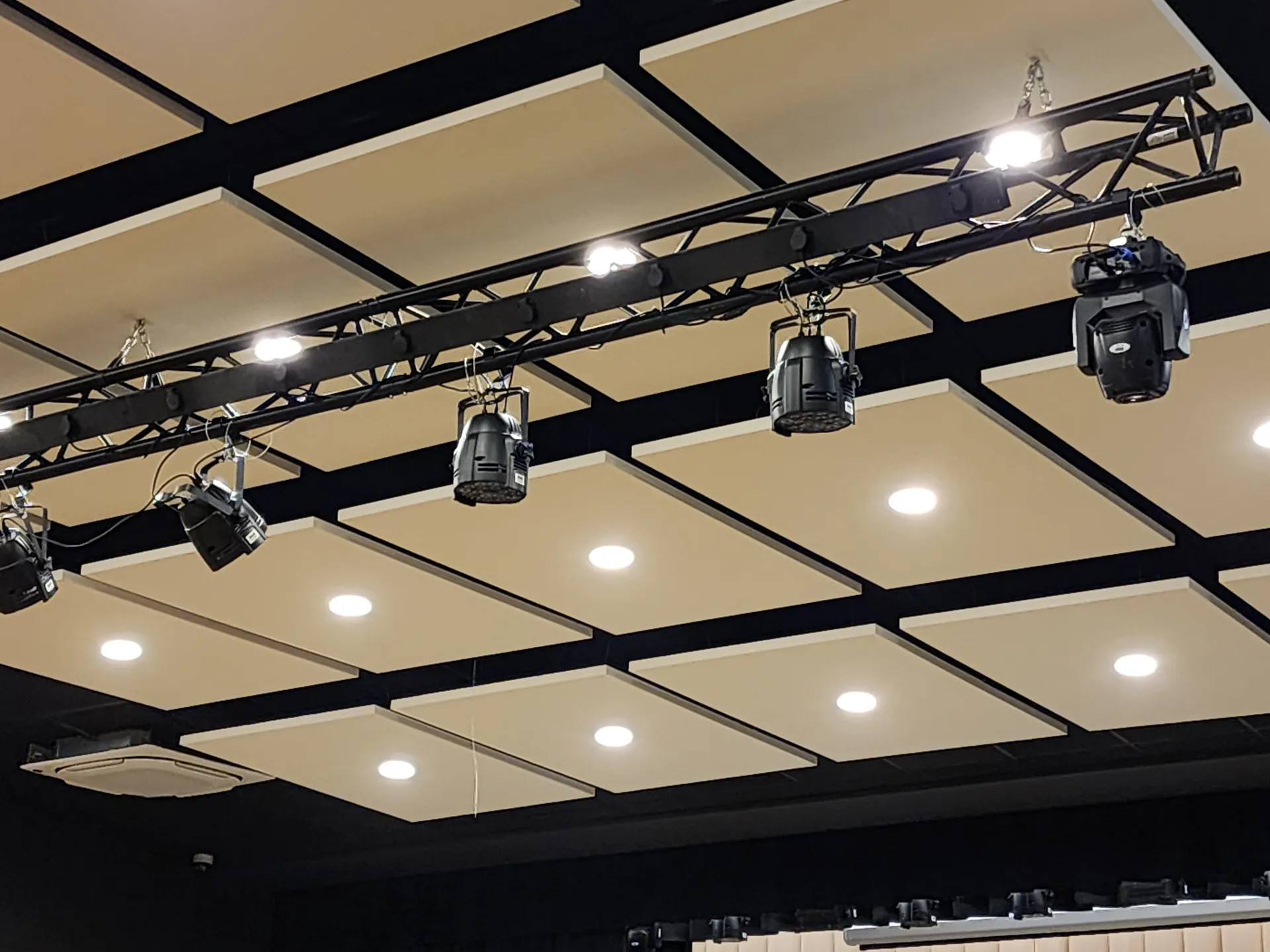 Новое световое оборудование в актовом зале.&nbsp;Фото: Иван Петрушин