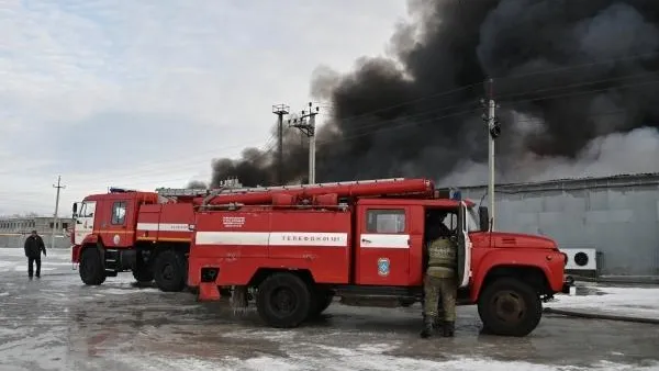В Омске загорелся оптовый склад