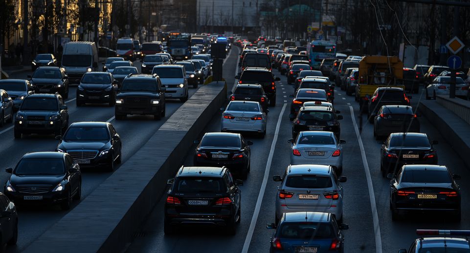 Пробки на дорогах Подмосковья оценили в 5 баллов вечером 4 июля