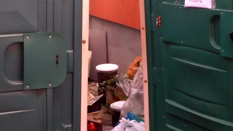 Соленья на продажу торговцы фасуют за туалетом вокзала в Лобне