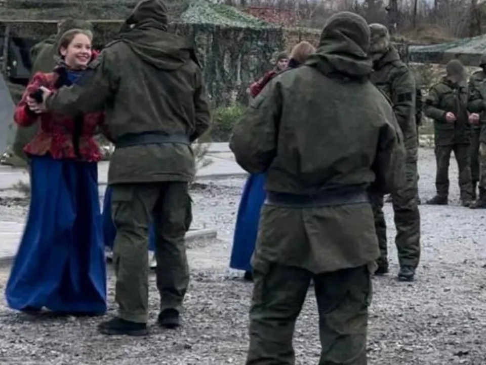 Концерт в зоне СВО. Танец с бойцами. Фото:&nbsp;личный архив Вероники Бычковой