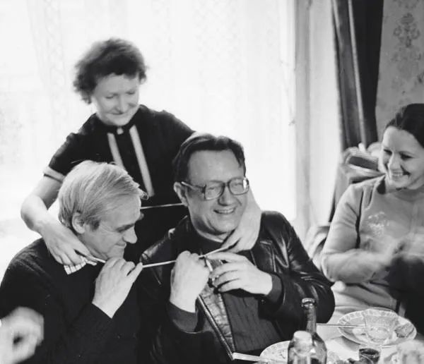 Писатели Даниил Гранин (слева), Алесь Адамович (справа) и одна из героинь книги Евгения Строганова (в центре) на встрече с ветеранами — участниками блокады Ленинграда, 1984 год