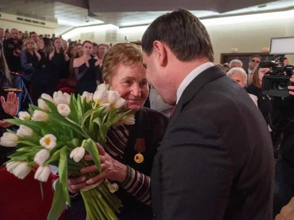 Глава Реутова награждает Татьяну Шелего. Фото: пресс-служба администрации г.о. Реутов