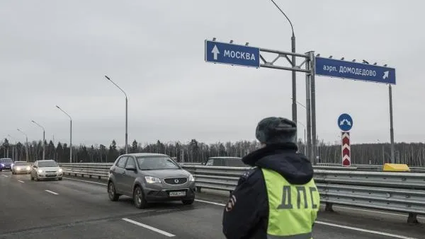 В Москве таксист сбросил инспектора ДПС с эстакады