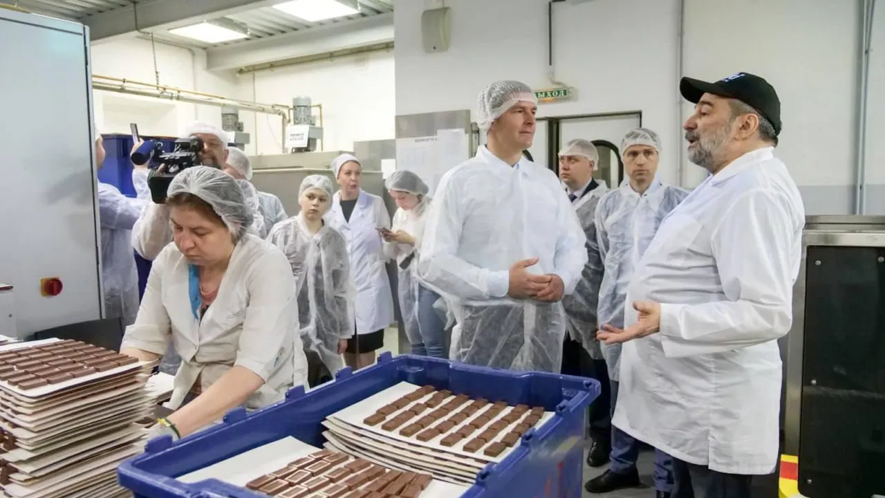 Глава городского округа Люберцы посетил местную кондитерскую фабрику, где производят сувенирный шоколад