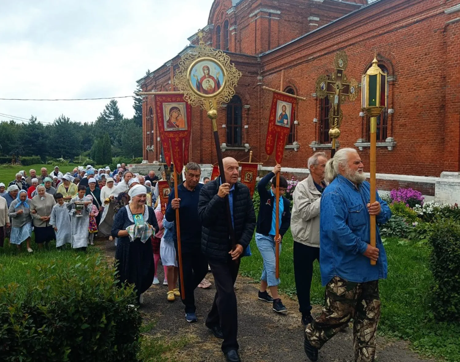 Фото: Успенский храм деревни Рожново
