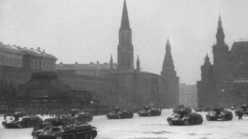 День воинской славы России отмечается 7 ноября. В этот день в 1941 году на Красной площади в Москве прошел военный парад в ознаменование 24-й годовщины Великой Октябрьской социалистической революции