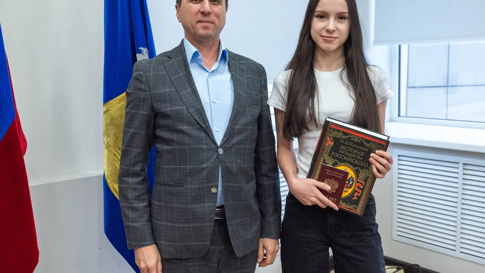 Замглавы  Вячеслав Ивлев и реутовская школьница. Фото: администрация г.о. Реутов