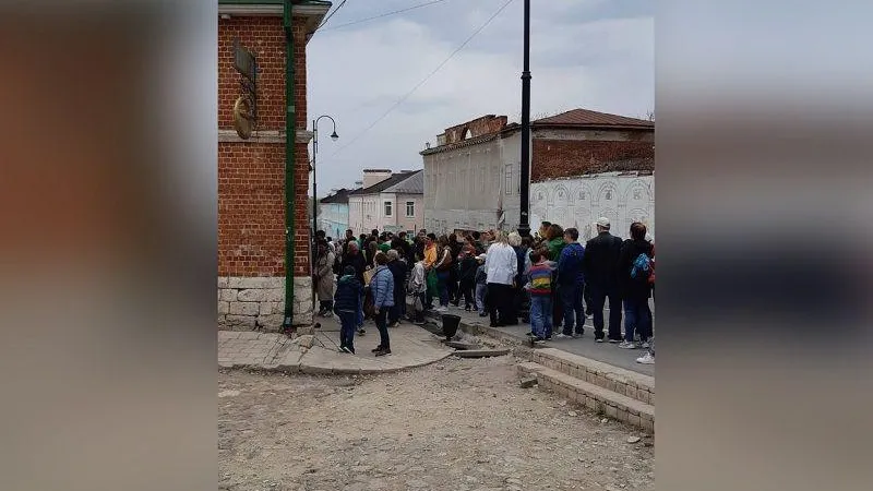 Туристы выстроились в очередь за калачами в Коломне