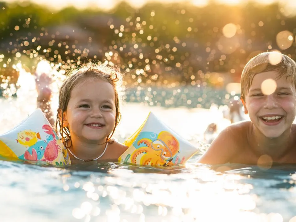 Опасный отдых с детьми: как бассейны в жарких странах вызывают инфекции и обезвоживание у малышей