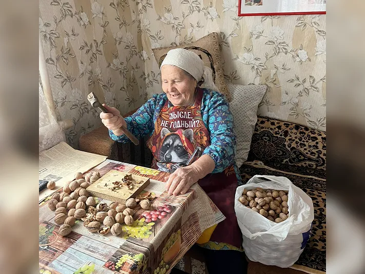 Бабушки из казачьей станицы колют по мешку орехов в день и шьют трусы для солдат