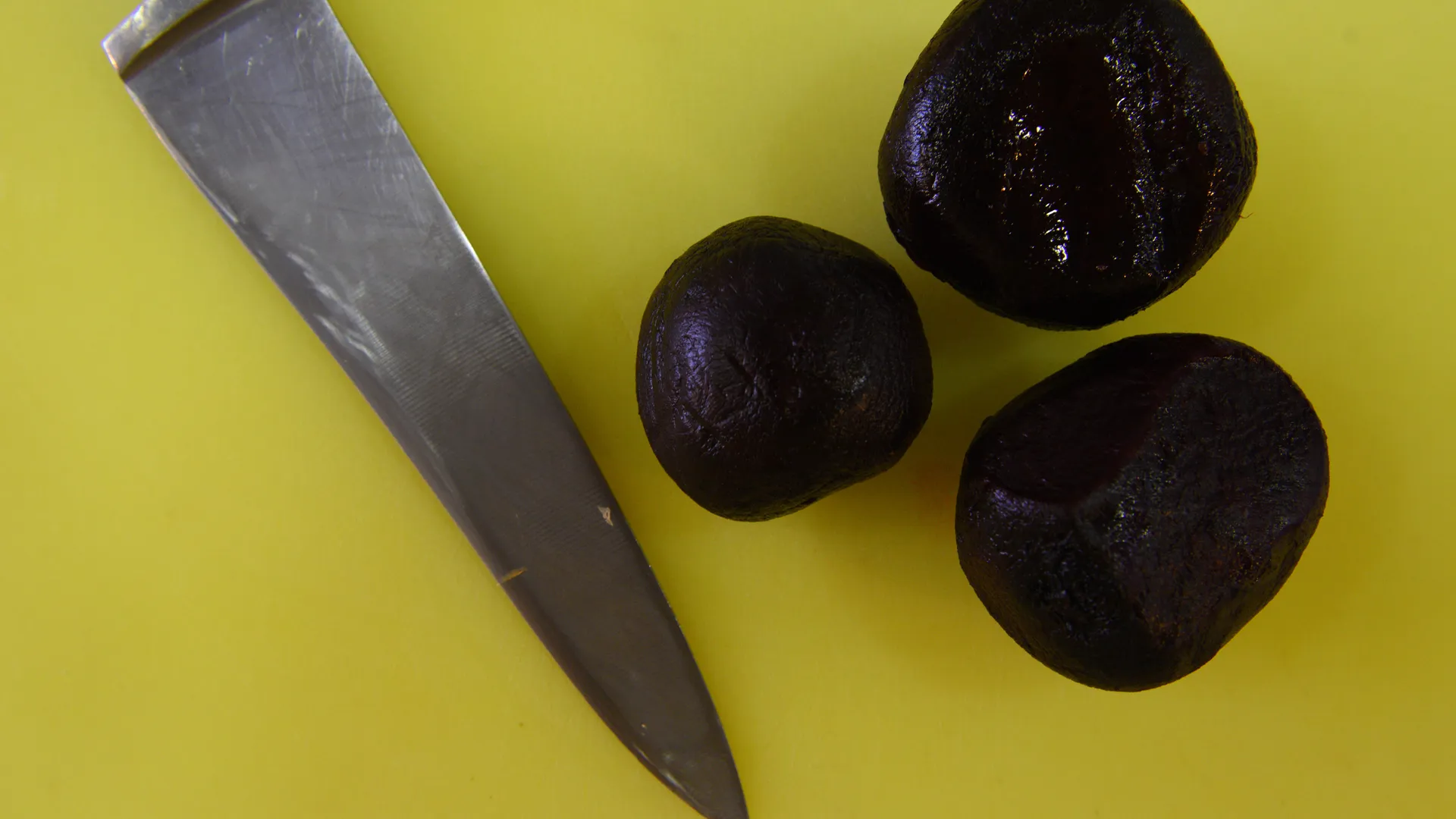 Приготовление салата с рукколой, свеклой и фетой