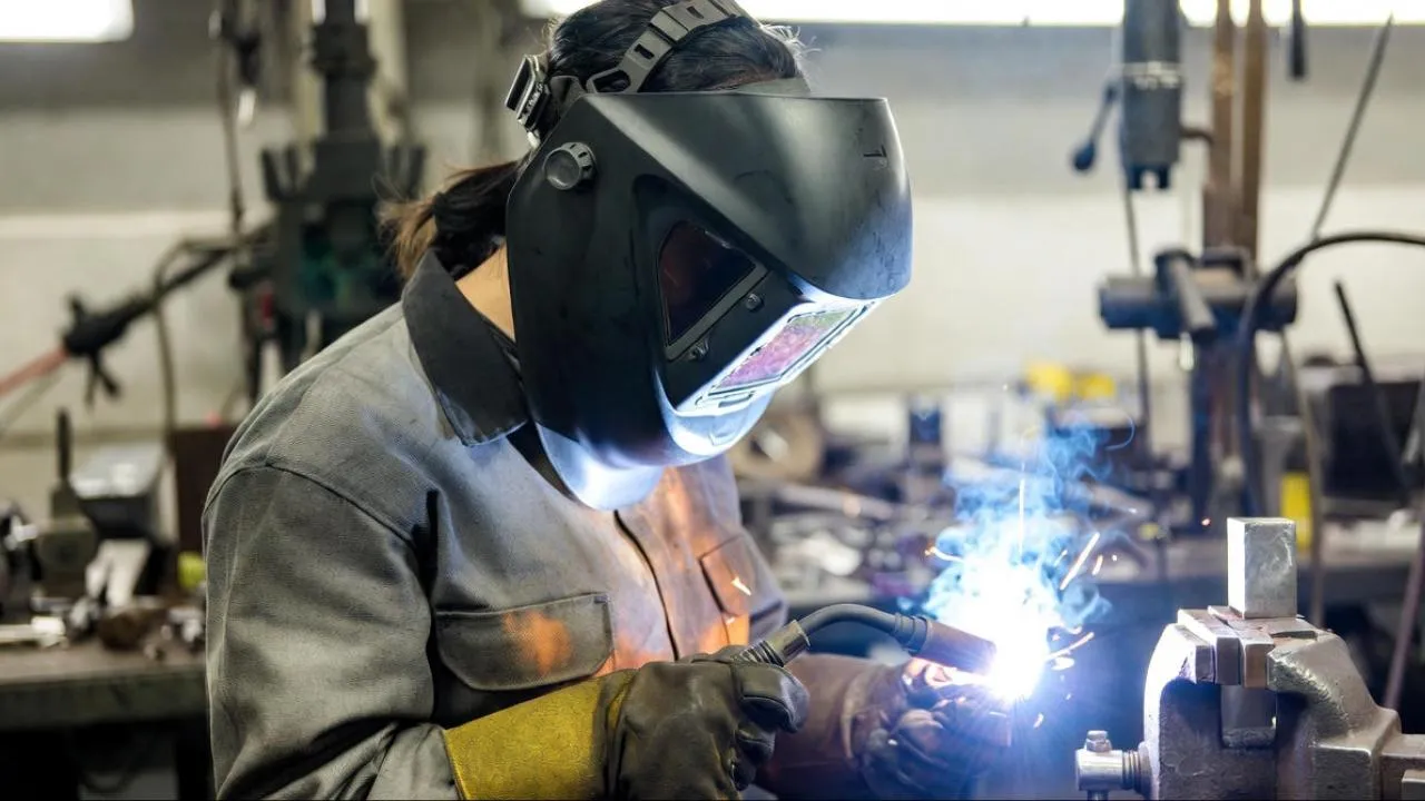 Власти отправят женщин работать на тяжелые профессии