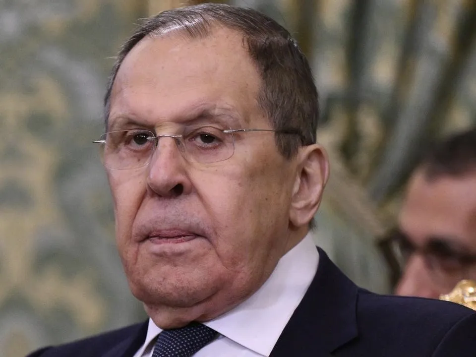 Аляска ждет Путина: Лавров в свитере «СССР» и журналисты на раскладушках — как американцы встретили российскую делегацию