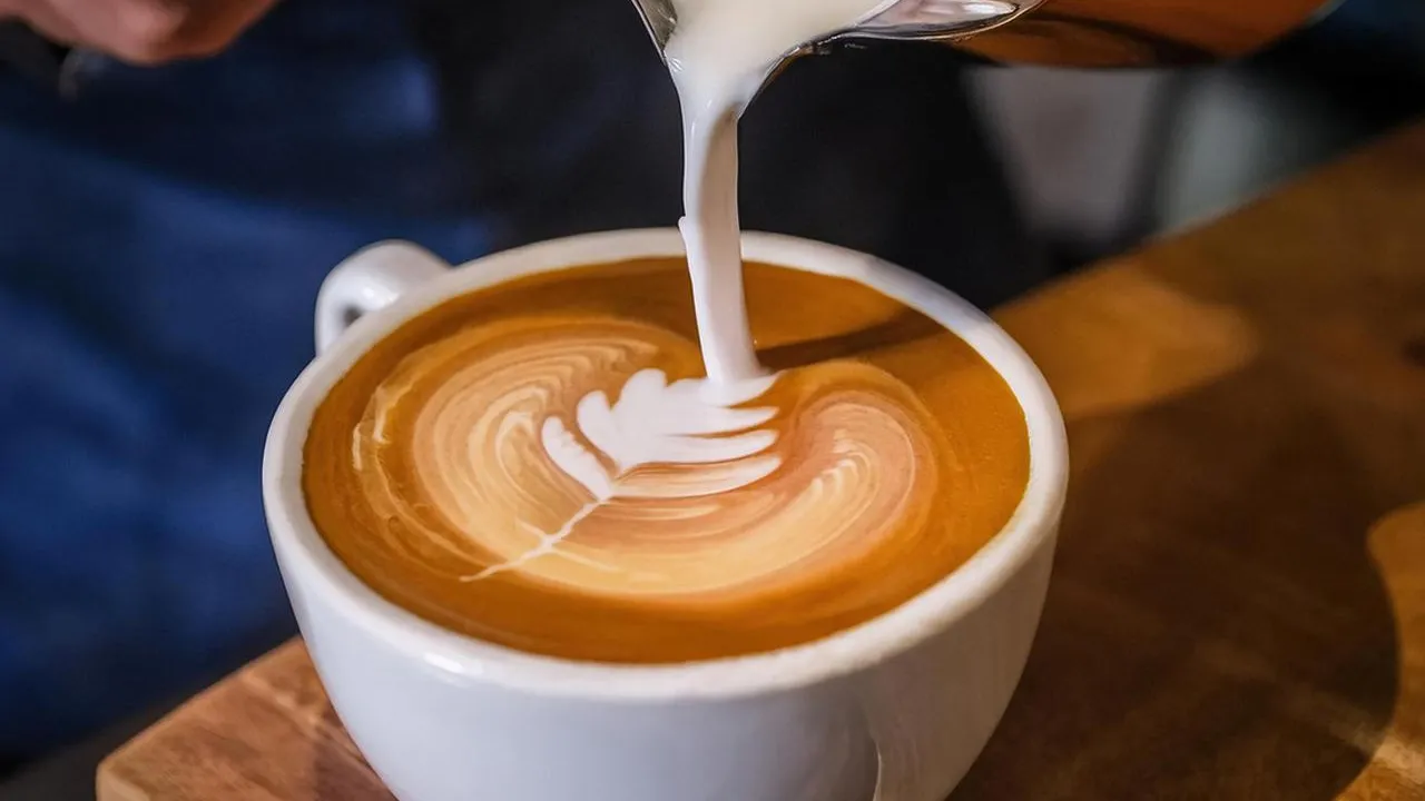 Можно не всем: врачи рассказали, кому нельзя пить кофе с молоком