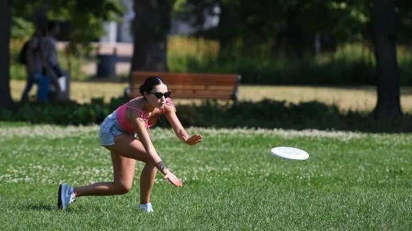 Необычно жаркая погода сохранится в Подмосковье вплоть до конца августа