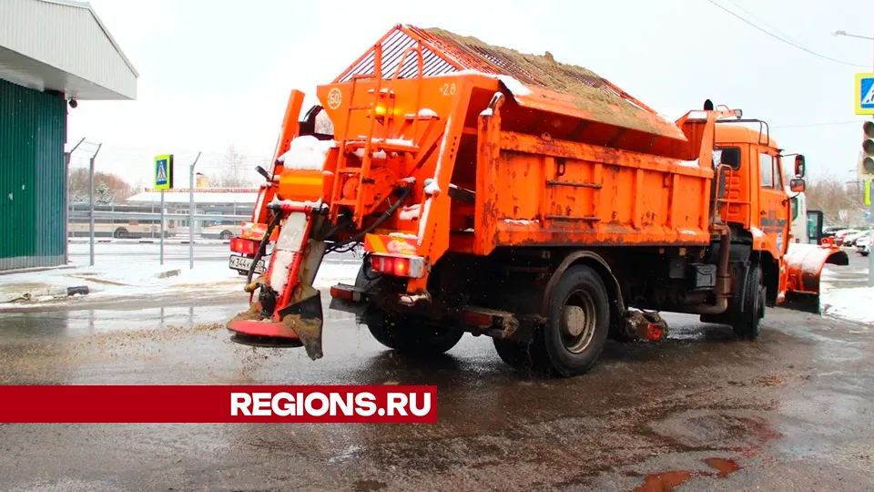 Комбинированная дорожная машина не только убирает снег, но обрабатывает асфальт пескосоляной смесью. Фото: REGIONS/Василий Тремасов