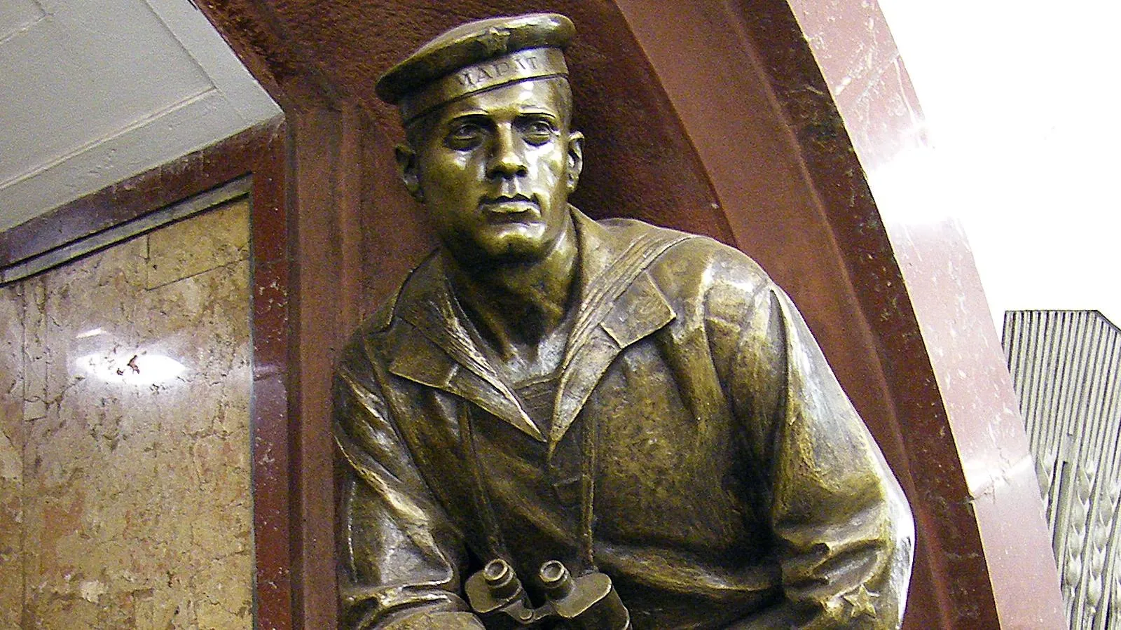 Скульптура матроса-сигнальщика на станции метро «Площадь Революции», Москва