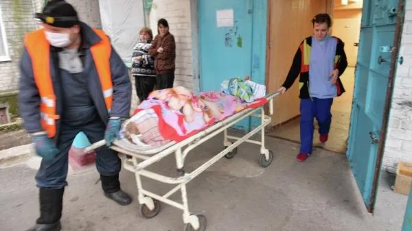 Труп неизвестного мужчины обнаружили на улице в Клину